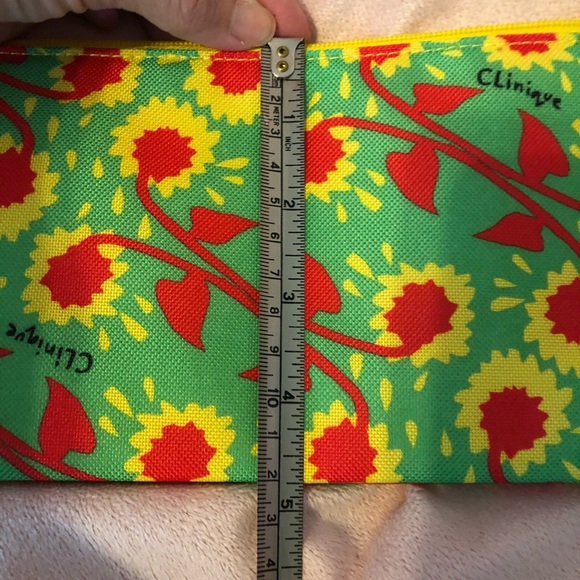Donald x Clinique Makeup Bag with Free Sample - Picture 5 of 6